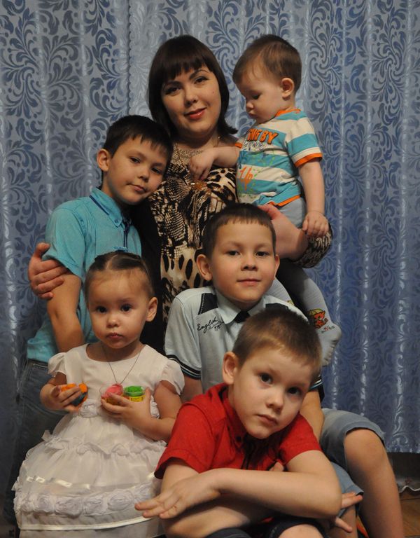 Мама пятеро детей. Мама пятерых детей. Мать 5 детей. Мама с пятью детьми. Фото пятерых детей.